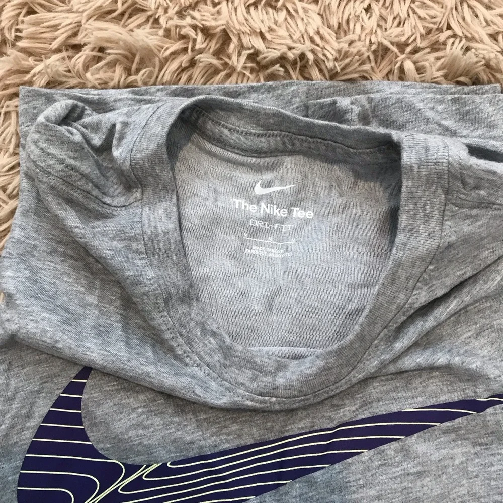 Nike Shirt - Picture 2 of 5